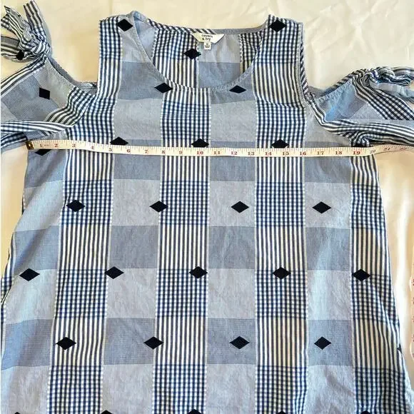 Crown & Ivy Blue White Cold Shoulder Round Neck Diamond Print Top Size Medium - Picture 10 of 12